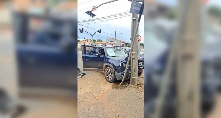 Veículo fura semáforo, bate em outro carro e colide com poste em Uvaranas
