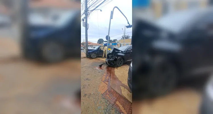 Veículo fura semáforo, bate em outro carro e colide com poste em Uvaranas