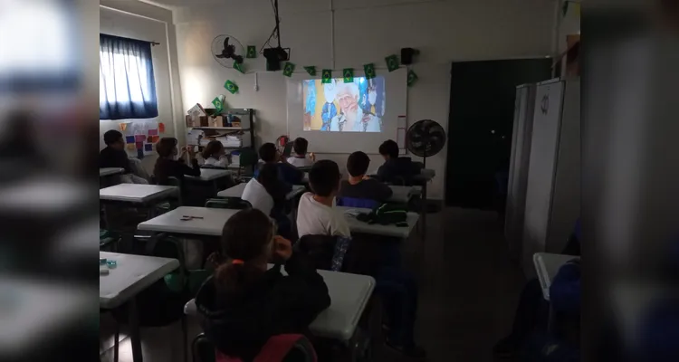 Veja a série de registros do trabalho em sala de aula.
