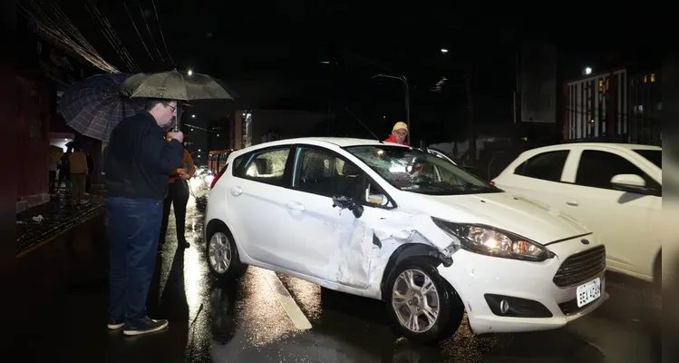 Dois pedestres são atropelados após colisão no Centro de Ponta Grossa