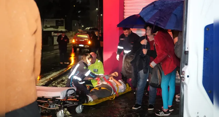 Dois pedestres são atropelados após colisão no Centro de Ponta Grossa