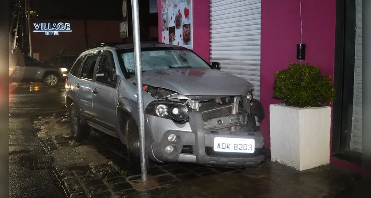 Dois pedestres são atropelados após colisão no Centro de Ponta Grossa