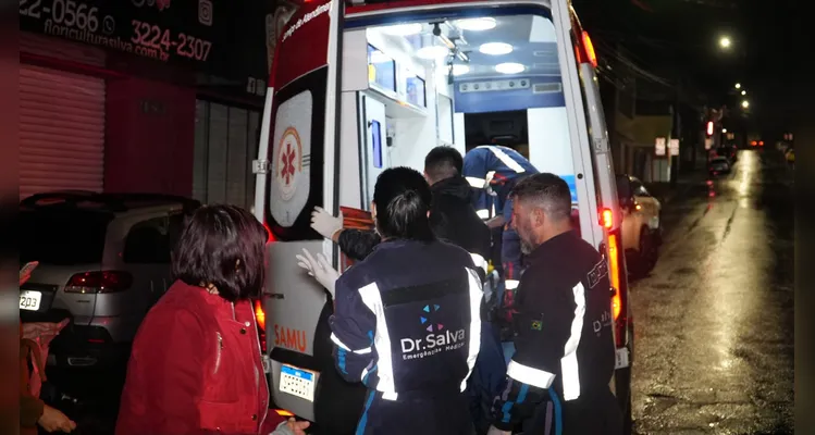 Dois pedestres são atropelados após colisão no Centro de Ponta Grossa