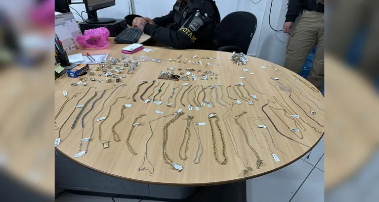 Joias roubadas de joalheria em shopping de Curitiba são recuperadas