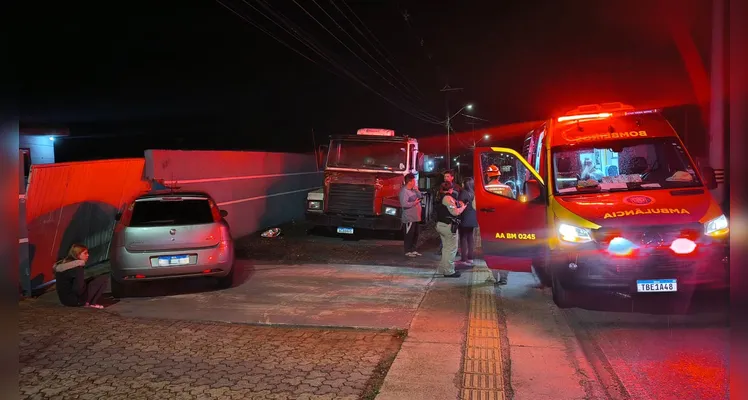 Motorista perde o controle e bate contra muro de residência em Ponta Grossa