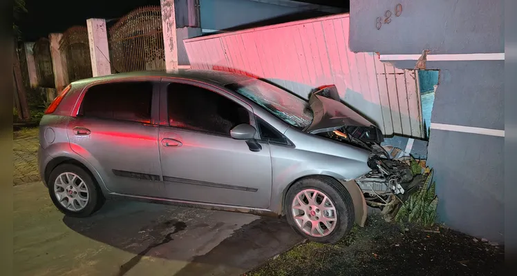Motorista perde o controle e bate contra muro de residência em Ponta Grossa