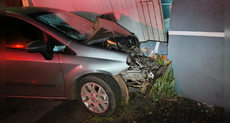 Motorista perde o controle e bate contra muro de residência em Ponta Grossa