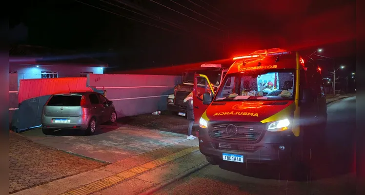 Motorista perde o controle e bate contra muro de residência em Ponta Grossa