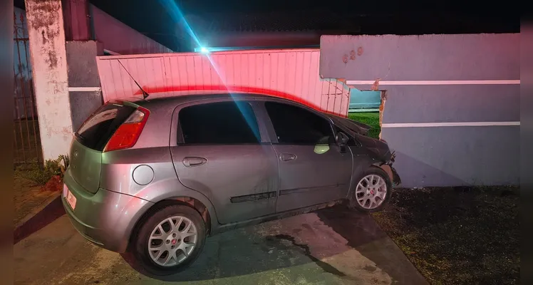 Motorista perde o controle e bate contra muro de residência em Ponta Grossa