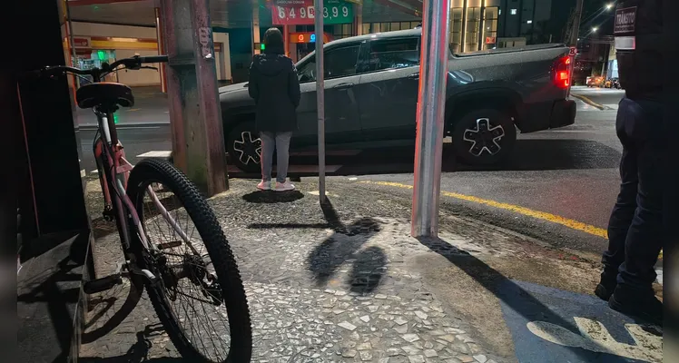 Ciclista fica ferido após colisão com caminhonete no Centro de PG