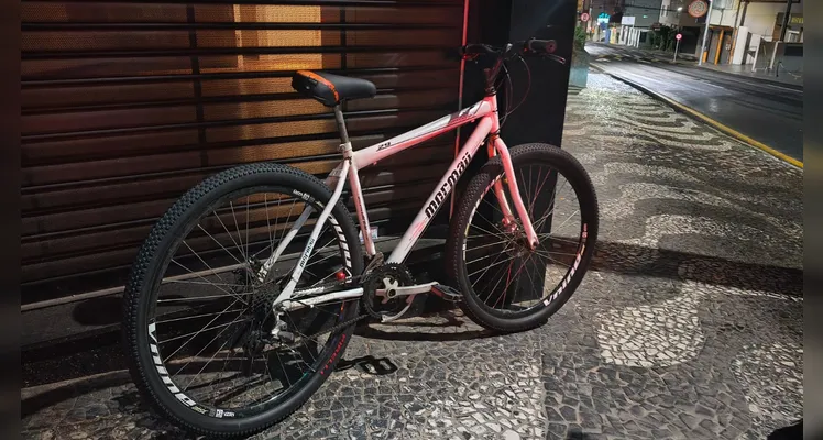 Ciclista fica ferido após colisão com caminhonete no Centro de PG