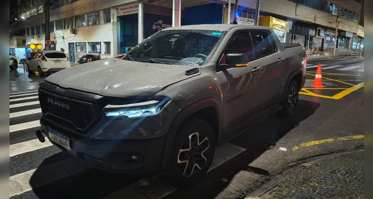 Ciclista fica ferido após colisão com caminhonete no Centro de PG