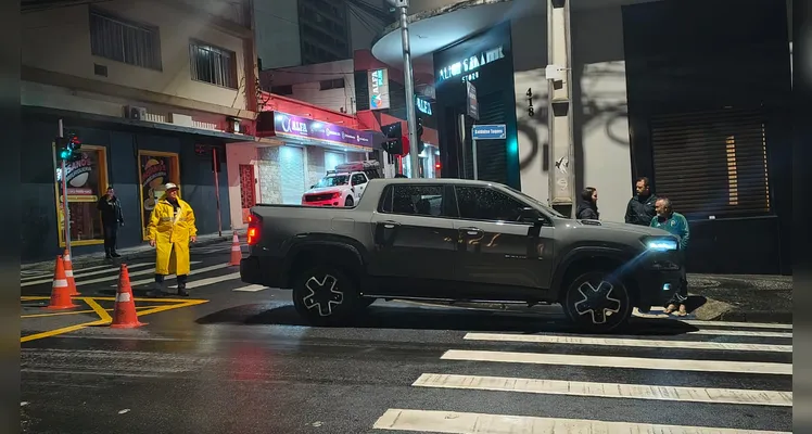 Ciclista fica ferido após colisão com caminhonete no Centro de PG