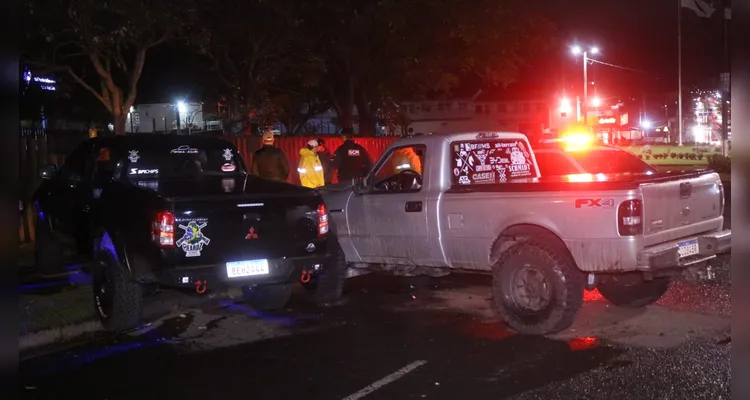 Caminhonetes colidem após motorista errar rotatória em Ponta Grossa