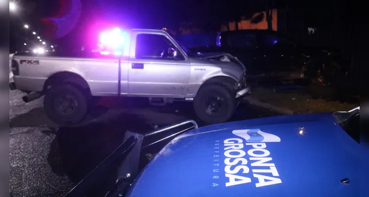 Caminhonetes colidem após motorista errar rotatória em Ponta Grossa