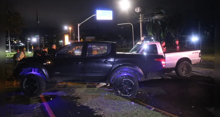 Caminhonetes colidem após motorista errar rotatória em Ponta Grossa