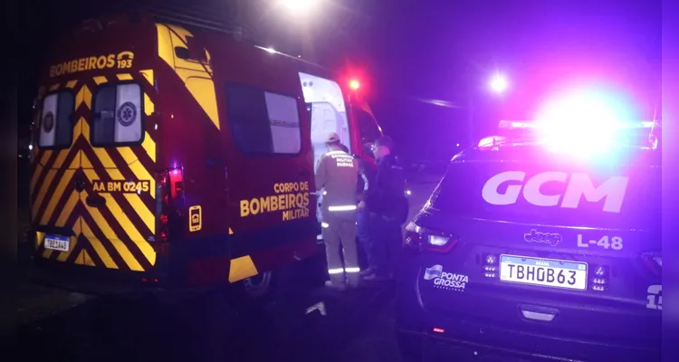 Caminhonetes colidem após motorista errar rotatória em Ponta Grossa