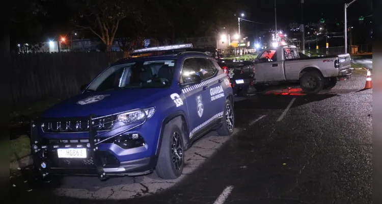 Caminhonetes colidem após motorista errar rotatória em Ponta Grossa