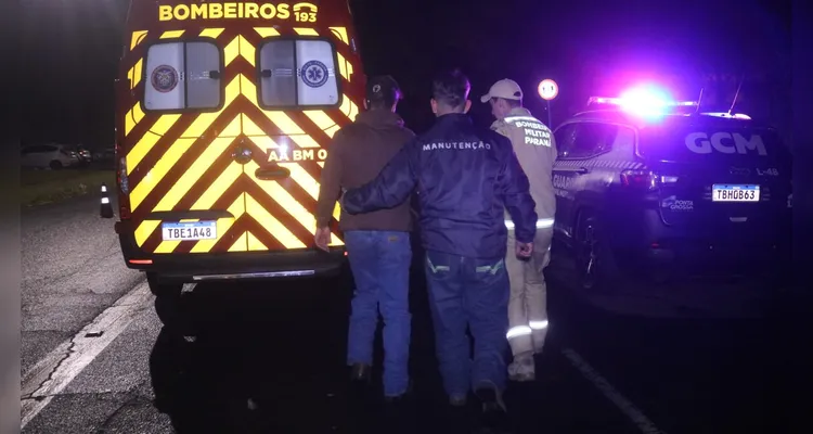 Caminhonetes colidem após motorista errar rotatória em Ponta Grossa