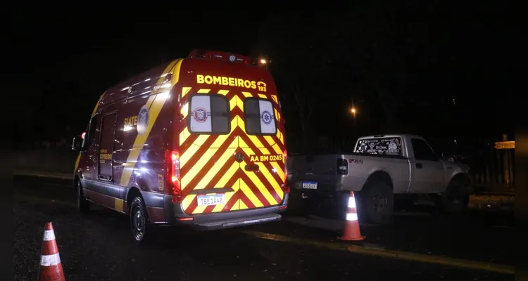 Caminhonetes colidem após motorista errar rotatória em Ponta Grossa