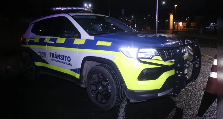 Caminhonetes colidem após motorista errar rotatória em Ponta Grossa