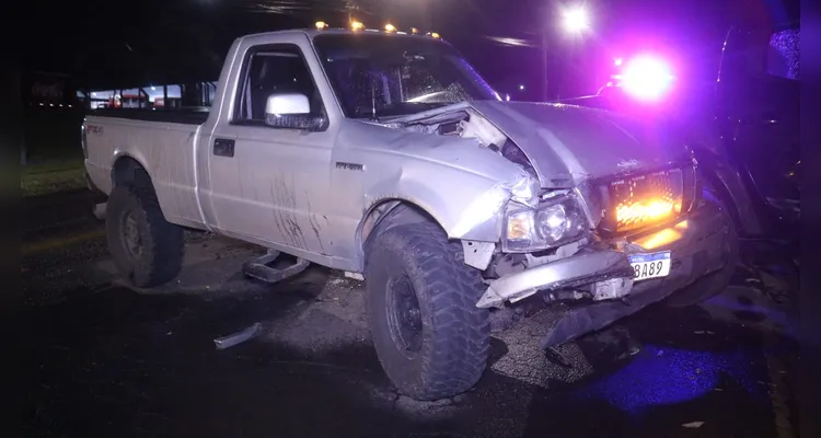 Caminhonetes colidem após motorista errar rotatória em Ponta Grossa