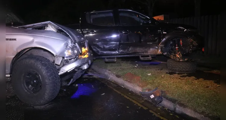 Caminhonetes colidem após motorista errar rotatória em Ponta Grossa