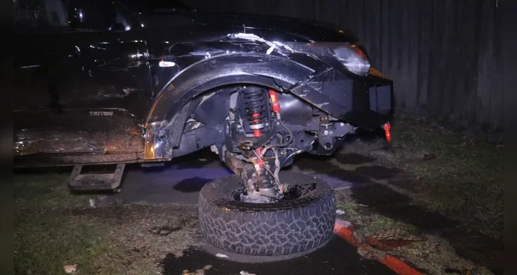 Caminhonetes colidem após motorista errar rotatória em Ponta Grossa