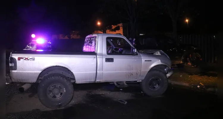 Caminhonetes colidem após motorista errar rotatória em Ponta Grossa