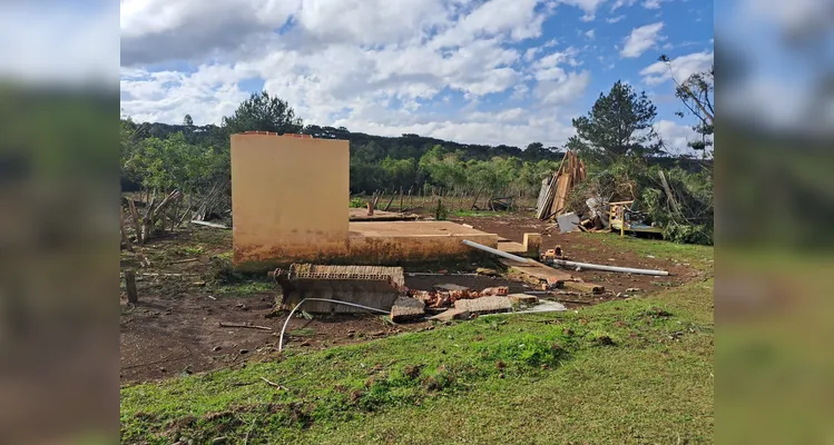 Tornado com ventos intensos atinge Reserva e causa destruição