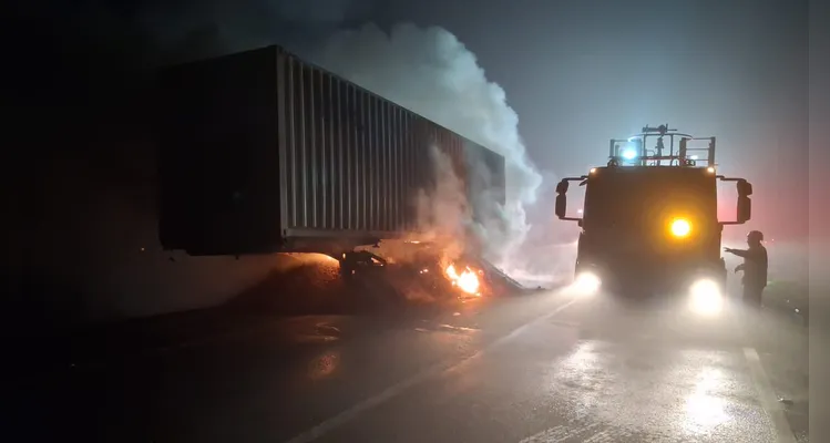 Incêndio destrói caminhão com carga de amendoim na BR-376 em Palmeira