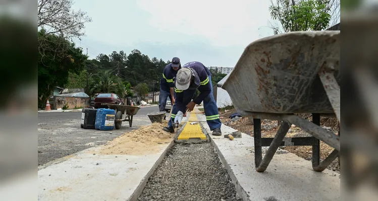 Prefeitura realiza a instalação de piso podotátil no bairro Neves