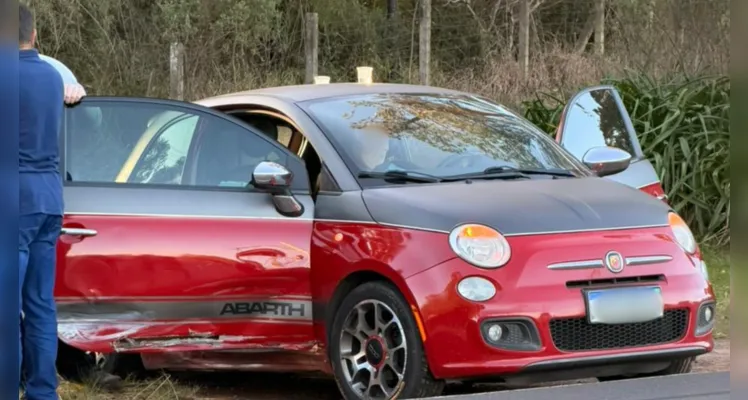 O acidente envolveu um carro e uma moto.