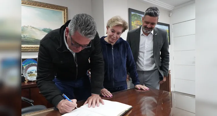 Transmissão do cargo contou com a presença de autoridades municipais