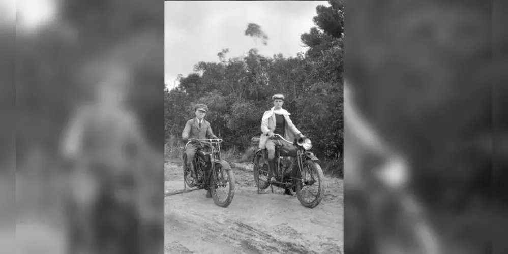 Imagem ilustrativa da imagem Rota 01 revive trajeto histórico de 1923 e reúne cerca de 60 motos em viagem até Antonina