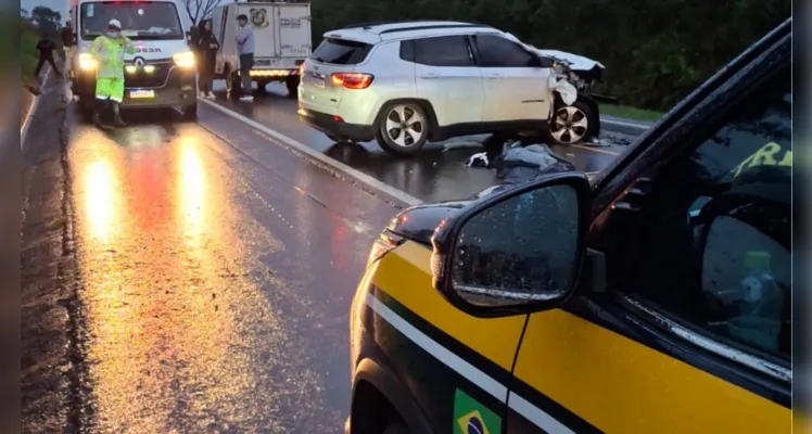 O acidente ocorreu na na madruada desta sábado (15) e envolveu um Jeep Compass, e um caminhão Mercedes-Benz