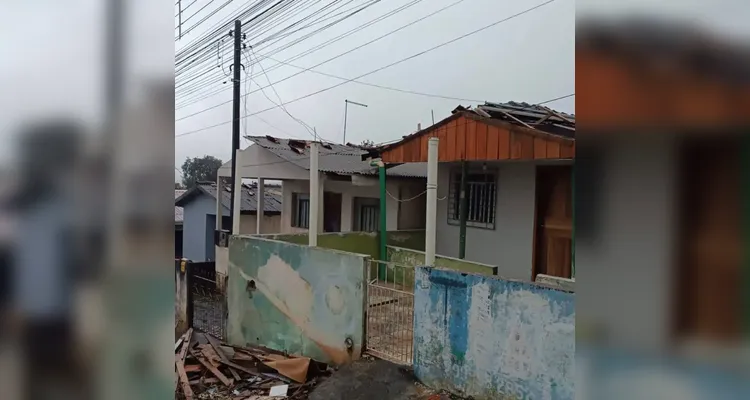 Temporal com ventos fortes destelha casas e derruba árvores em Imbaú