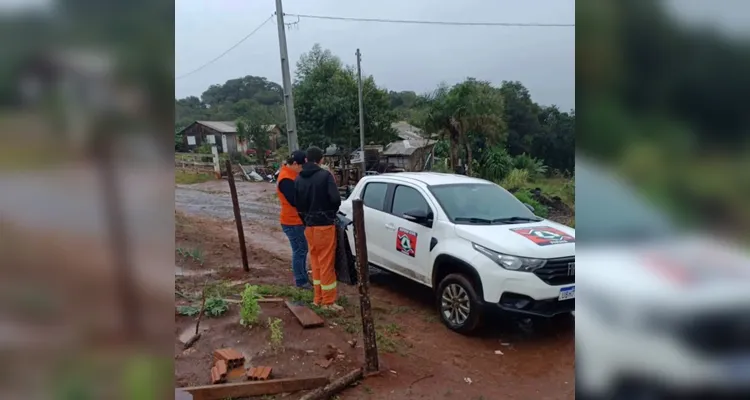 Temporal com ventos fortes destelha casas e derruba árvores em Imbaú
