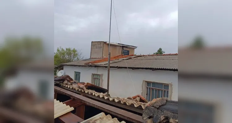 Temporal com ventos fortes destelha casas e derruba árvores em Imbaú