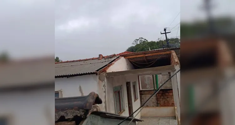 Temporal com ventos fortes destelha casas e derruba árvores em Imbaú