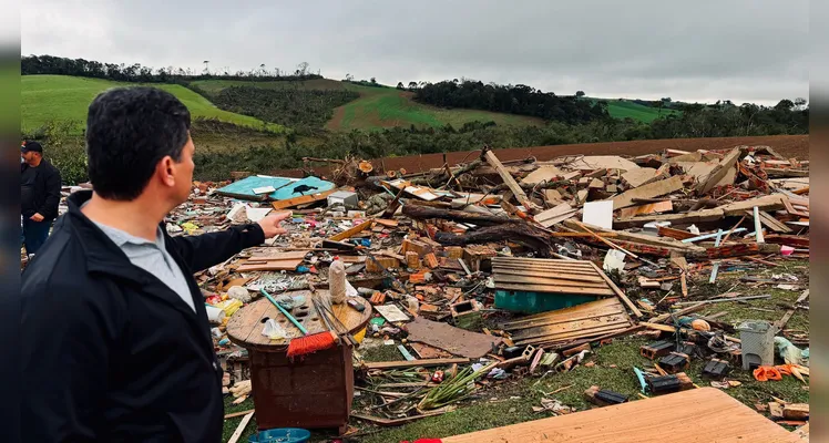 Moro esteve com equipes da Defesa Civil nos locais atingidos.