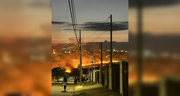 Incêndio de grandes proporções atinge região do 'Nova Ponta Grossa'