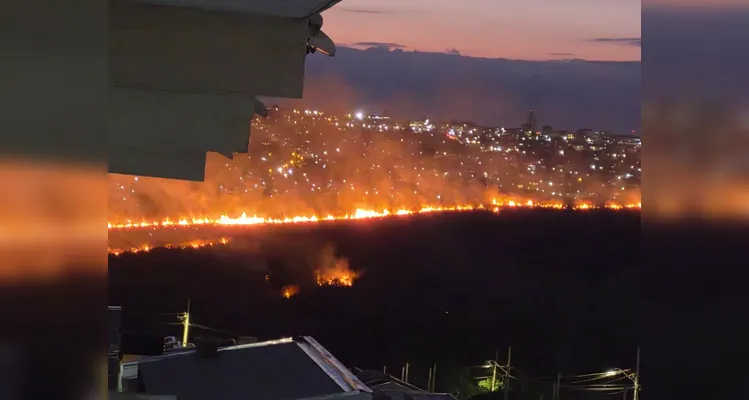 Incêndio de grandes proporções atinge região do 'Nova Ponta Grossa'