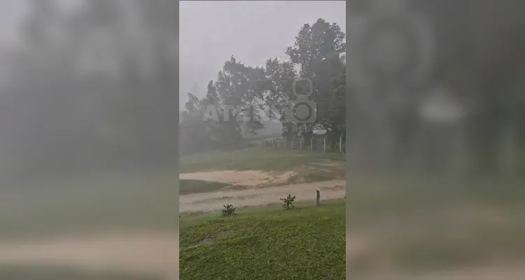 Vendaval provoca estragos e levanta suspeita de tornado em Tibagi