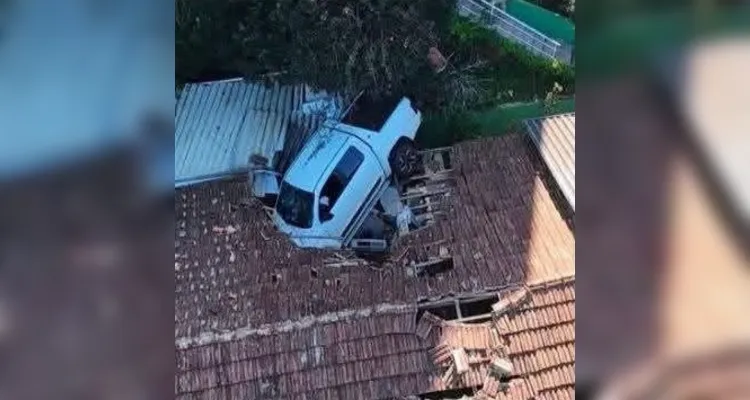 Motorista passa mal, caminhonete sai da pista e atinge telhado de casa