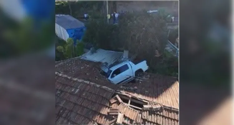 Motorista passa mal, caminhonete sai da pista e atinge telhado de casa