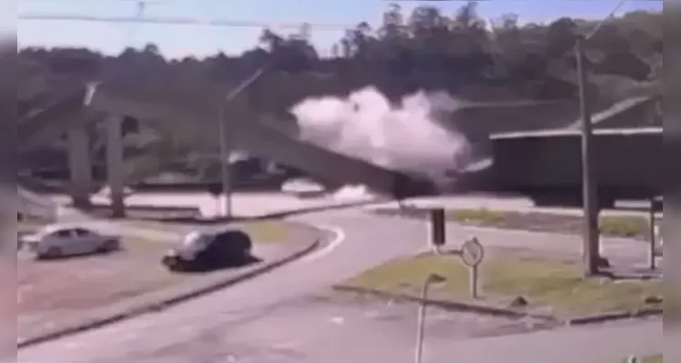 Passarela desaba após ser atingida por caminhão e dois morrem, confira o vídeo
