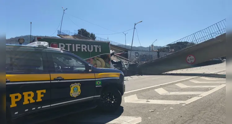 Passarela desaba após ser atingida por caminhão e dois morrem, confira o vídeo