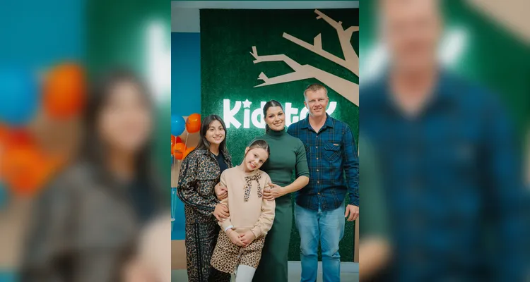 O casal empreendedor Lorayne e Luciano Boogaard e suas filhas Geovana Louise Boogaard e Luíza Van den Boogaard