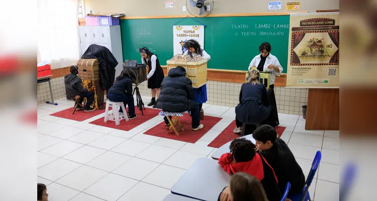Praça Monteiro Lobato recebe apresentações gratuitas de teatro lambe-lambe